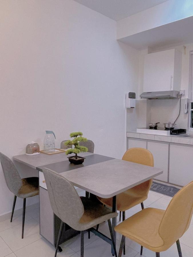 Apartment Feel-hibiscus *